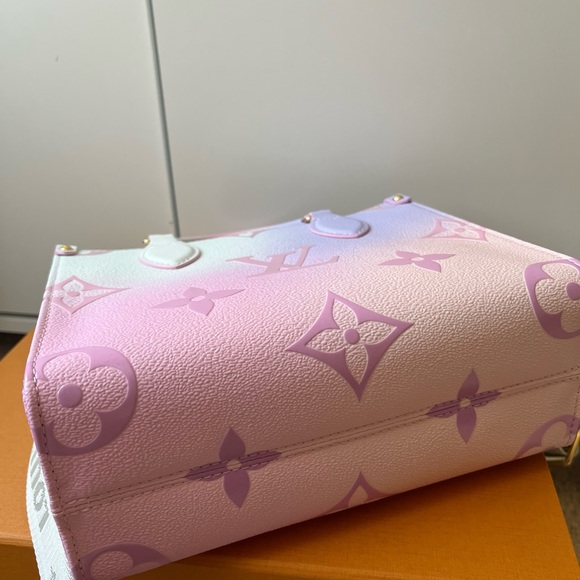 ❗️SOLD ❗️LV On the Go PM Sunrise Pastel 🦄🦄🦄 - Picture 5 of 7